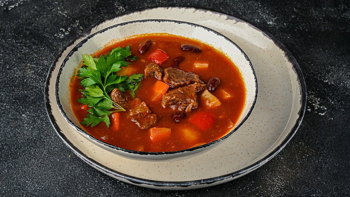 Суп-гуляш з телячими щоками (370 г) - М'ясторія