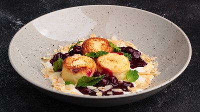 Сырники с лимонной сметаной и вишневым конфитюром (280 г) - Мястория