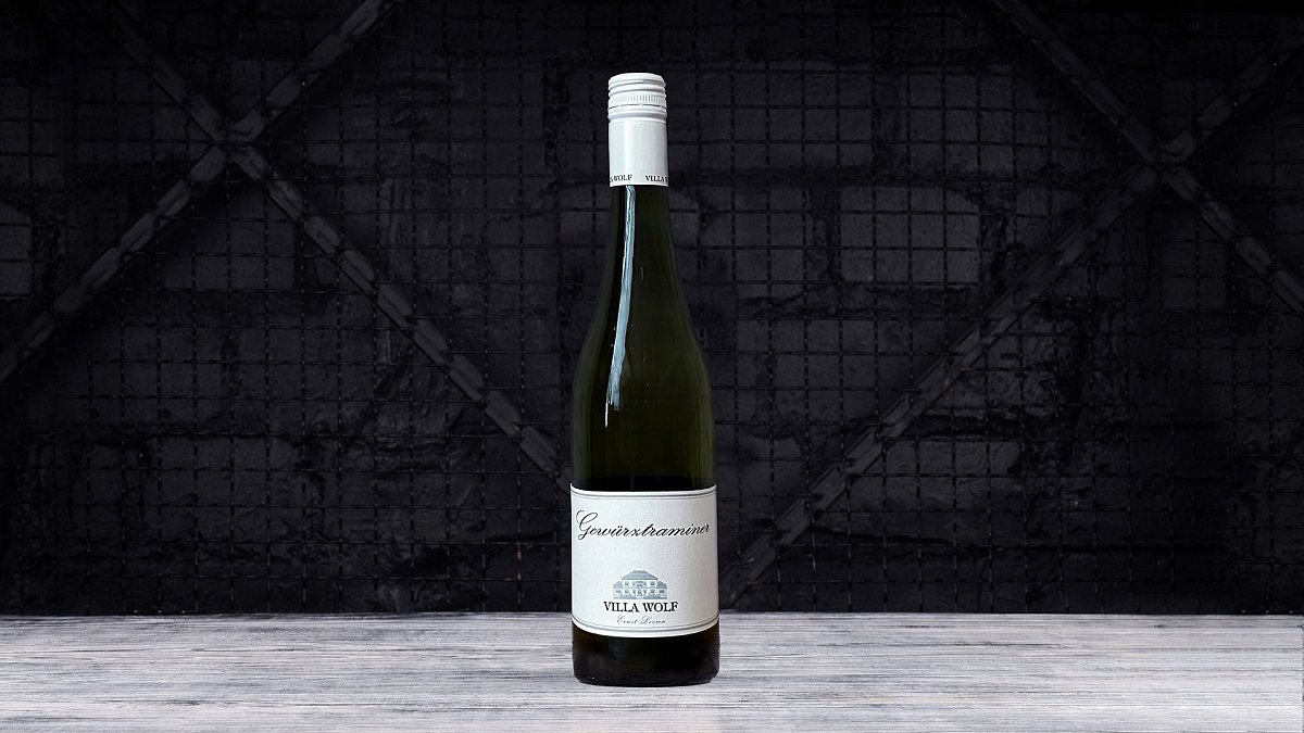 Вино белое полусладкое Gewurztraminer Villa Wolf 0,75 л - Мястория