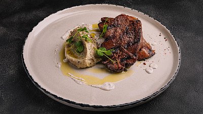 Говяжий язык с трюфельным пюре и грибным соусом (110/100/40 г) - Мястория