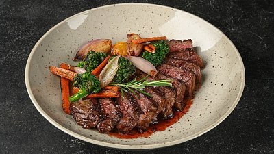 Стейк с печеными овощами под винным соусом (390/50 г) - Мястория