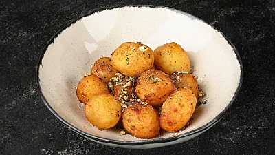 Запеченный картофель с розмарином и чесноком (190 г) - Мястория