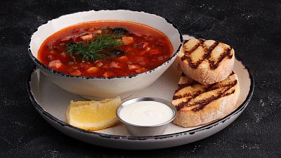 Солянка з копченостями та яловичим язиком (330/15/30/40 г) - М'ясторія