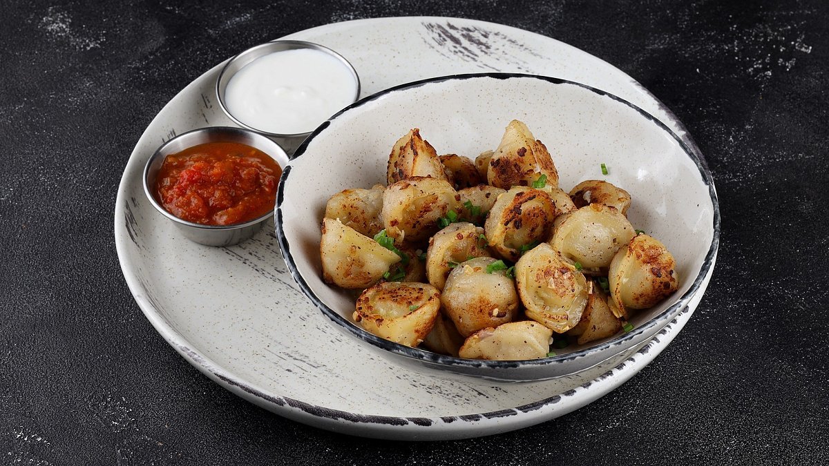 Жареные пельмени с аджикой (260/30/30 г) - Мястория