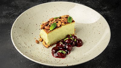 Фісташковий чізкейк з вишневим конфітюром (150/40 г) - М'ясторія