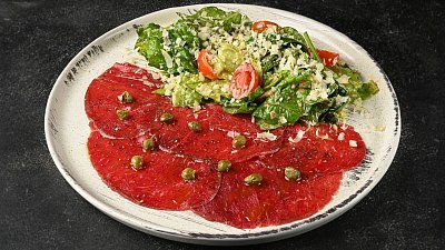 Салат с говяжьим карпаччо и ореховым соусом (200 г) - Мястория