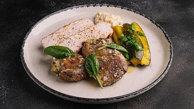 Филе индейки с молодым картофелем и горчичными огурцами (140/110/40/30 г) - Мястория