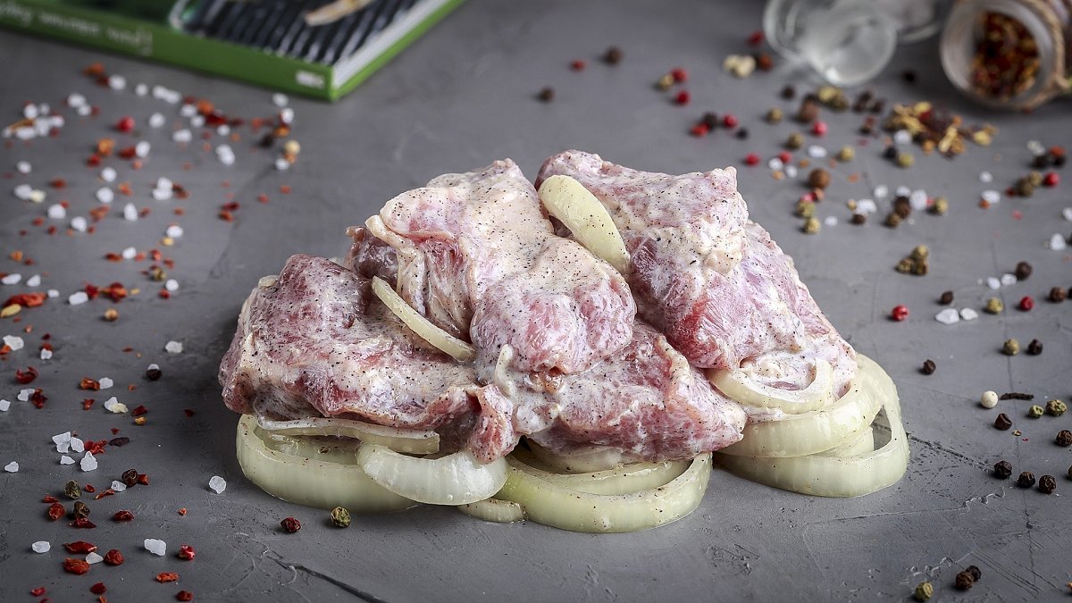 Шашлик зі свинячого ошийка маринований у кефірі - М'ясторія