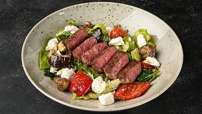 Стейк-салат под ореховым соусом (320 г) - Мястория