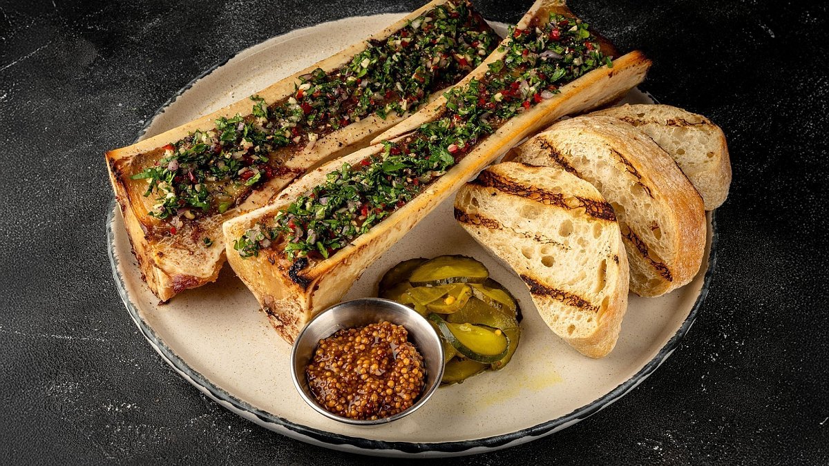 Кістковий мозок з грінками та гірчичним огірком (100/50 г) - М'ясторія