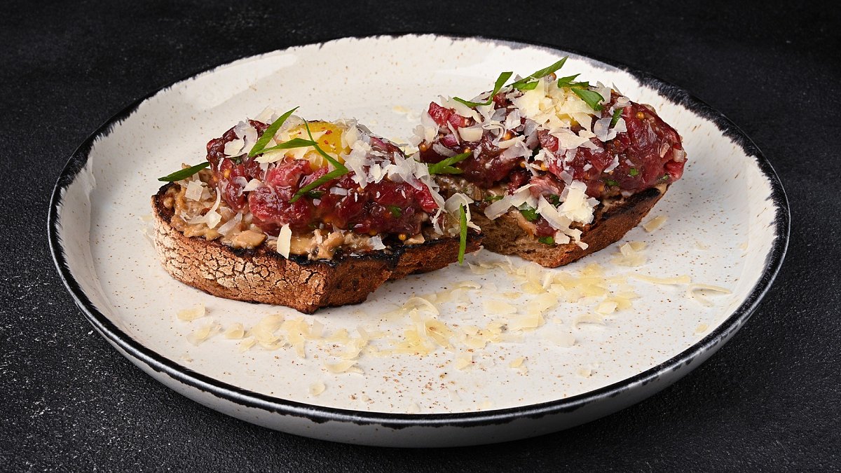 Брускети з яловичим тартаром та грибним пате (240 г) - М'ясторія