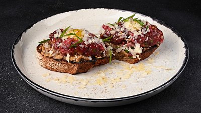 Брускети з яловичим тартаром та грибним пате (240 г) - М'ясторія