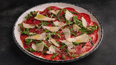 Карпаччо из говядины с пармезаном и рукколой (170 г) - Мястория