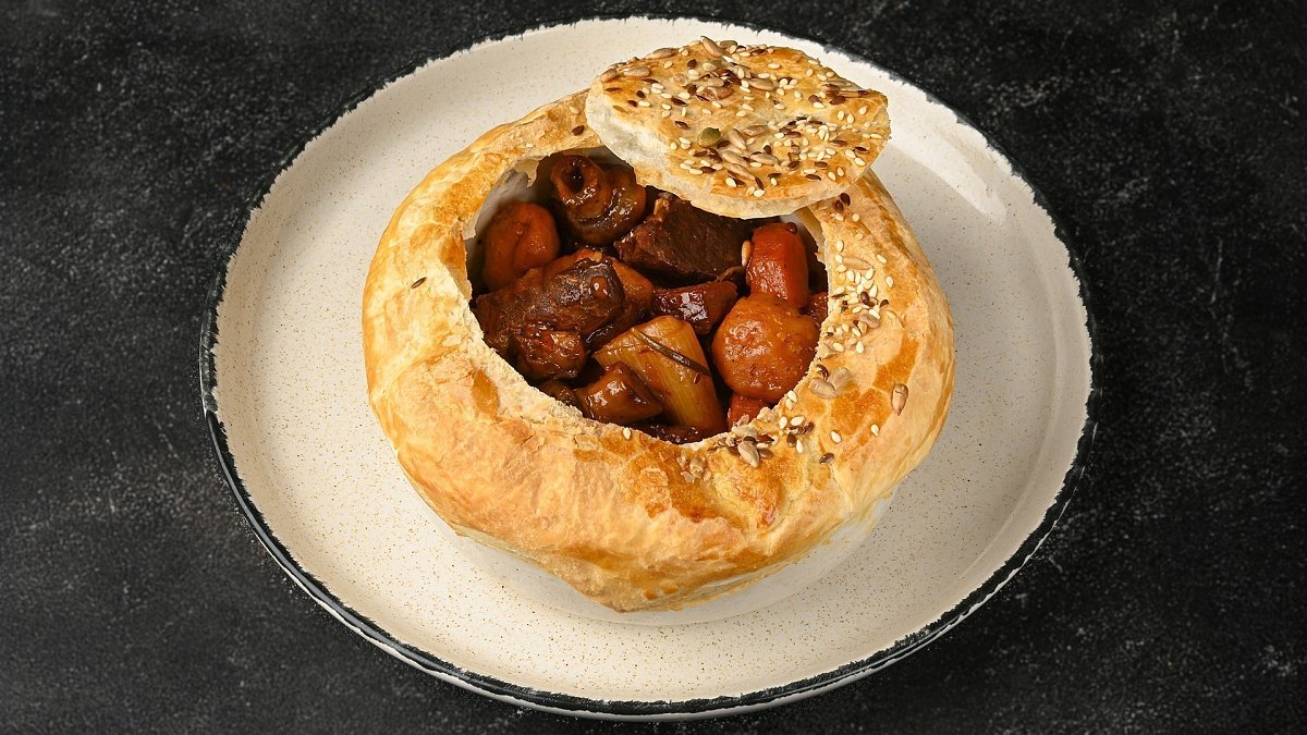 Beef Stew с овощами под тестом фило (350 г) - Мястория
