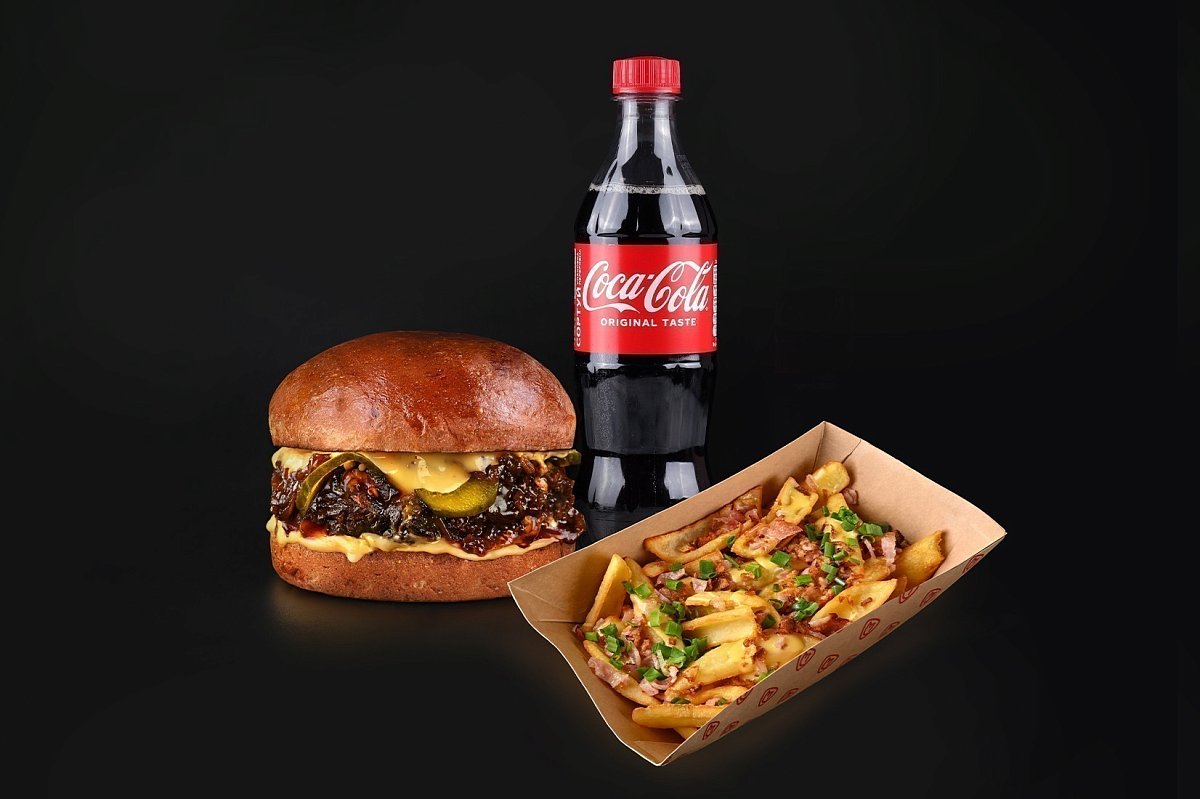Комбо Бургер з томленою яловичиною, Картопляні діпи та Сoca-Cola 0,5л - Мястория