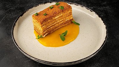 Медовик з манговим кулі (150/40 г) - М'ясторія