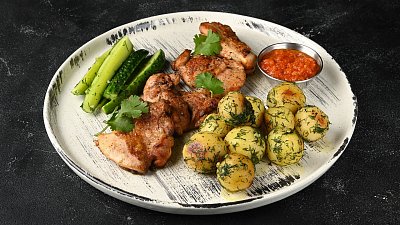 Куриный шашлык с молодым картофелем (130/150/80/50 г) - Мястория