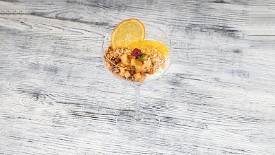 Грецький йогурт з гранолою та манго - М'ясторія