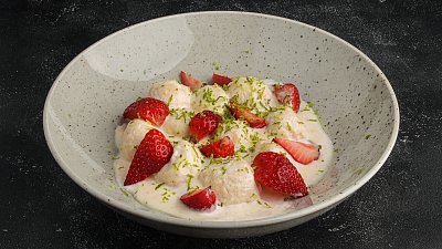 Ленивые вареники с ванильным соусом и ягодами (330 г) - Мястория