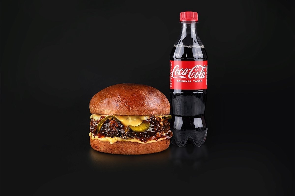 Комбо Бургер з томленою яловичиною та Сoca-Cola 0,5л - Мястория